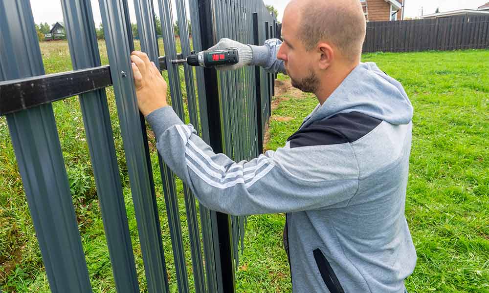 Travaux de clôture pour délimiter et sécuriser votre jardin : matériaux et options disponibles